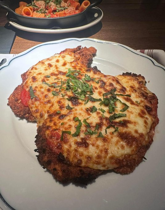 mia_victoria033's tweet image. The perfect combination of crispy, cheesy, and saucy. 🍗🧀
#DeliciousLife