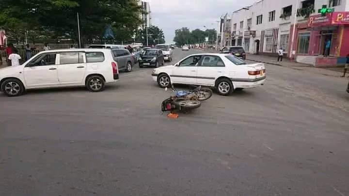 MagazineJimbere's tweet photo. 🚗 Les usagers de la route Adolphe Nshimirimana, entre le marché de #Cotebu et Rubirizi, se plaignent des embouteillages fréquents causés par des véhicules en panne ou accidentés laissés en pleine voie
🙌🏾 "Ces voitures nous gênent, et créent une atmosphère propice aux vols. Les autorités compétentes devraient les faire déplacer, afin de garantir une bonne circulation"
🛣️ Le Premier Ministre Gervais Ndirakobuca avait proposé, il y a trois ans, de déplacer les véhicules sur le bas-côté pour éviter ces embouteillages (https://t.co/aBDZpRuf6g ) et la police confirme que cette mesure est toujours en vigueur, bien qu'elle ne soit pas toujours appliquée
#Burundi #RoadSafety