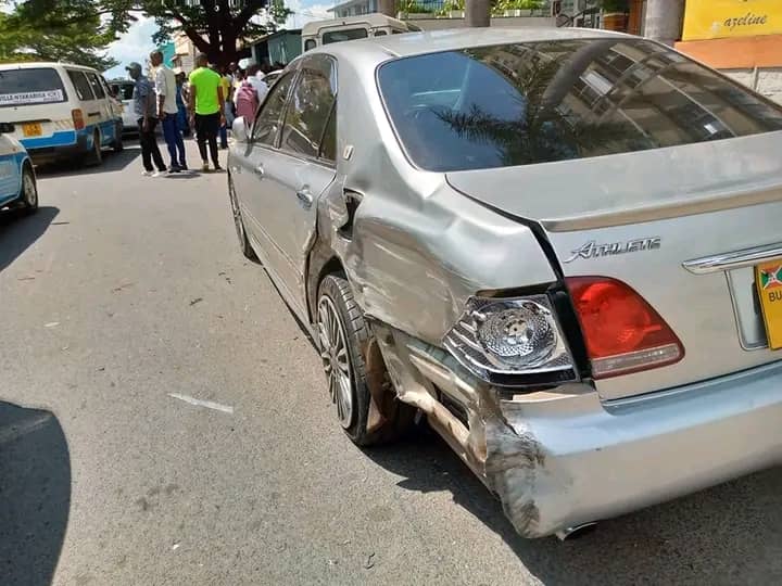 MagazineJimbere's tweet photo. 🚗 Les usagers de la route Adolphe Nshimirimana, entre le marché de #Cotebu et Rubirizi, se plaignent des embouteillages fréquents causés par des véhicules en panne ou accidentés laissés en pleine voie
🙌🏾 "Ces voitures nous gênent, et créent une atmosphère propice aux vols. Les autorités compétentes devraient les faire déplacer, afin de garantir une bonne circulation"
🛣️ Le Premier Ministre Gervais Ndirakobuca avait proposé, il y a trois ans, de déplacer les véhicules sur le bas-côté pour éviter ces embouteillages (https://t.co/aBDZpRuf6g ) et la police confirme que cette mesure est toujours en vigueur, bien qu'elle ne soit pas toujours appliquée
#Burundi #RoadSafety