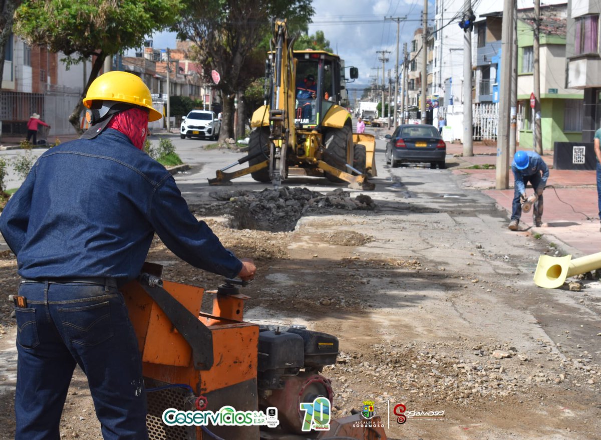 CoserviciosSA's tweet photo. 🚧 Seguimos trabajando en la renovación de redes de acueducto y alcantarillado en la Carrera 14, motivo por el cual continúa cerrada la calzada norte-sur, entre la transv. 17 y la calle 18.

 #Coservicios  #CiudaddelSolPueblodelAcero https://t.co/QYAWbnM9rD