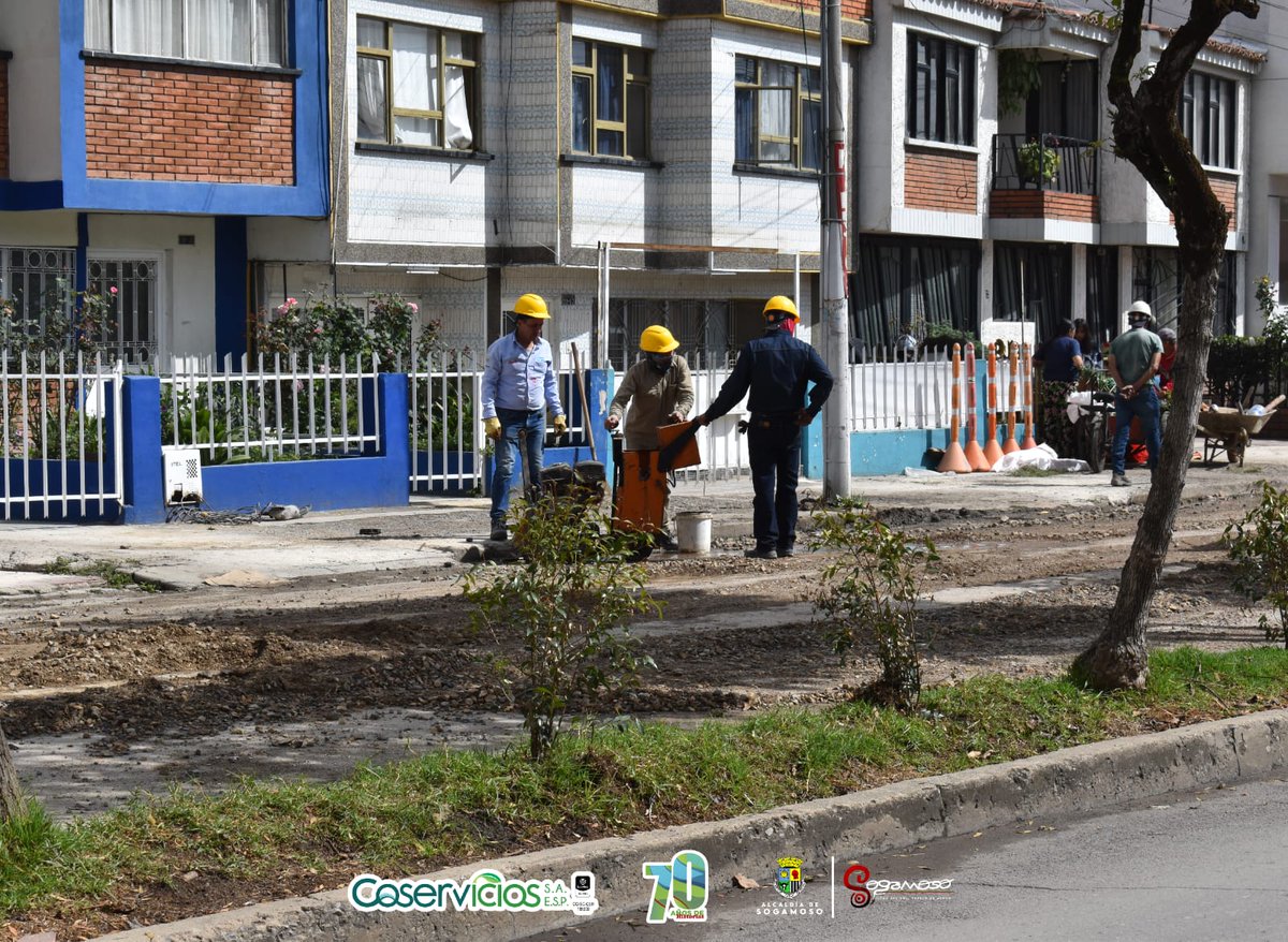 CoserviciosSA's tweet photo. 🚧 Seguimos trabajando en la renovación de redes de acueducto y alcantarillado en la Carrera 14, motivo por el cual continúa cerrada la calzada norte-sur, entre la transv. 17 y la calle 18.

 #Coservicios  #CiudaddelSolPueblodelAcero https://t.co/QYAWbnM9rD