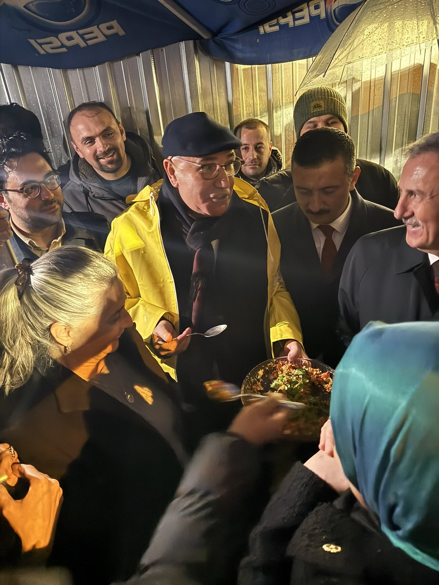 avkapanan3's tweet photo. Vekilimizi aç bırakmıyoruz.

Mahmut Tanal kısır yiyor.

Afiyet olsun kral adam @MTanal https://t.co/7eJ8RAwKAT