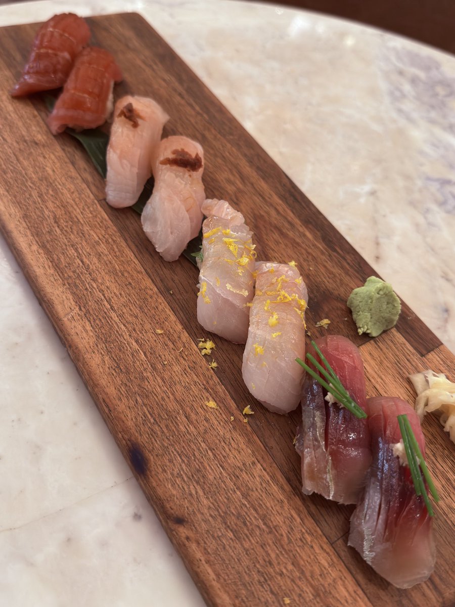 thiagobarrosnut's tweet photo. 2. Nigiri japonês 

Nigiri de peixe branco: ~40-50 kcal cada. 

Nigiri de atum: ~50-60 kcal cada. 

Total: ~400 kcal, 35 g de proteínas e 40 g de carboidratos.