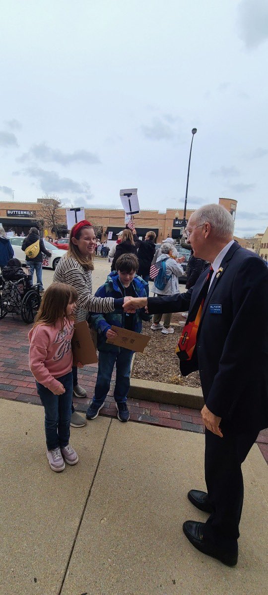 It was great to see such a large crowd at the Hands Off rally in Geneva this weekend! Communities across Illinois &amp; the nation came together to send a clear message to the Trump Administration: 

Hands off our Social Security.
Hands off our health care. 
Hands off our democracy.