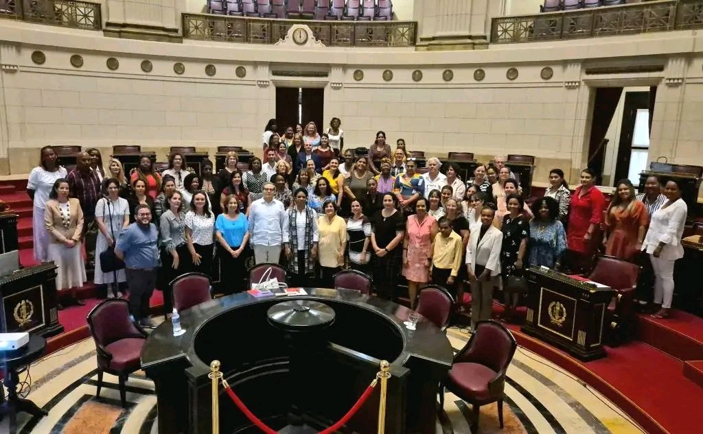 🇨🇺Con la presencia de la vice primera ministra de la República de Cuba <a href="/InesMChapman/">Inés María Chapman Waugh</a>, desarrolló en la sede de la <a href="/AsambleaCuba/">Asamblea Nacional Cuba</a> un Taller parlamentario Beijing + 30 y su articulación con el Cedaw.  
#MujeresEnRevolución 
#FMC65
#LegadoDeVilma