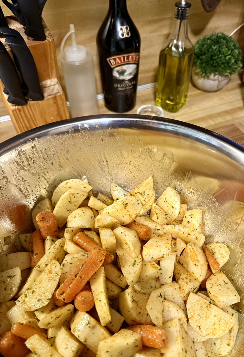 ZeroDarkKitty's tweet photo. #TuesdayDinner

Check back in a couple hours for the final result (plus a special dessert!)

😽🇺🇸 https://t.co/fT3wWLZLi7