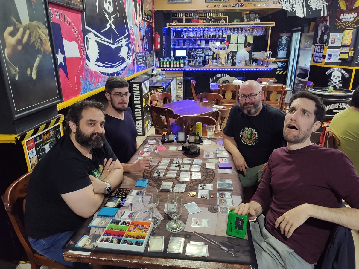 terretainnombra's tweet image. No hay buen ARKHAMARTES sin un par de traumas mentales. Disfrutando una vez más con las novedades que nos brinda #ArkhamHorrorLCG año tras año. Próxima parada, Alicante! 🙌