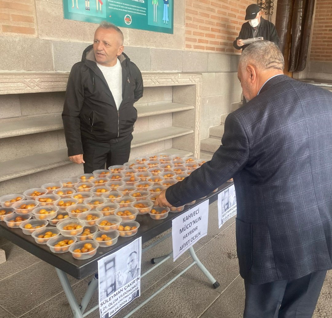 O bir dizi karakteri değildi Süleyman Çakır 'dı

Türkiye'nin bazı şehirlerinde vefatının 21 . Yılında lokma dağıtıldı Ne vefalı ülkeyiz Gelde başka ülkede yaşa