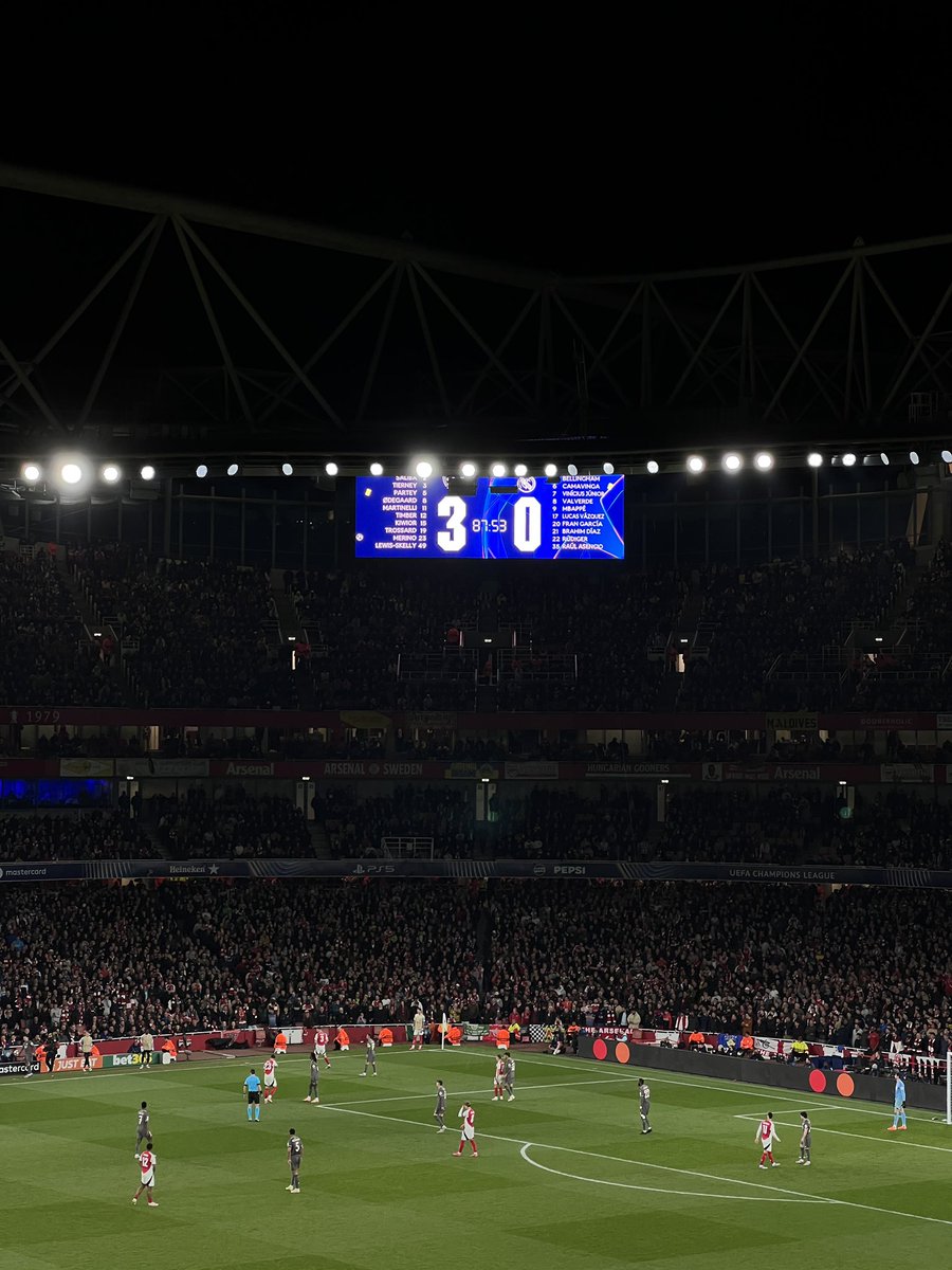 atulkasbekar's tweet photo. What A Night to be at the Emirates!
And to meet the legendary Invincible, #JensLehmann in the adjacent box
3-0 to the Arsenal
Against a full strength Madrid
Without any striker n without Gabriel in the back
Bloody hell man https://t.co/DiLLN1Pc3u