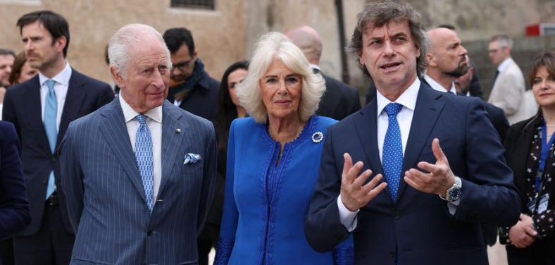 Bengel483's tweet photo. E chi meglio di @albertoangela poteva guidare Carlo e Camilla alla scoperta del Colosseo?
Alberto quando parla trasmette magia ed emozione.
Ci vorrebbero più programmi ed eventi con lui. 

 #AlbertoAngela https://t.co/7SnkmMrEFa