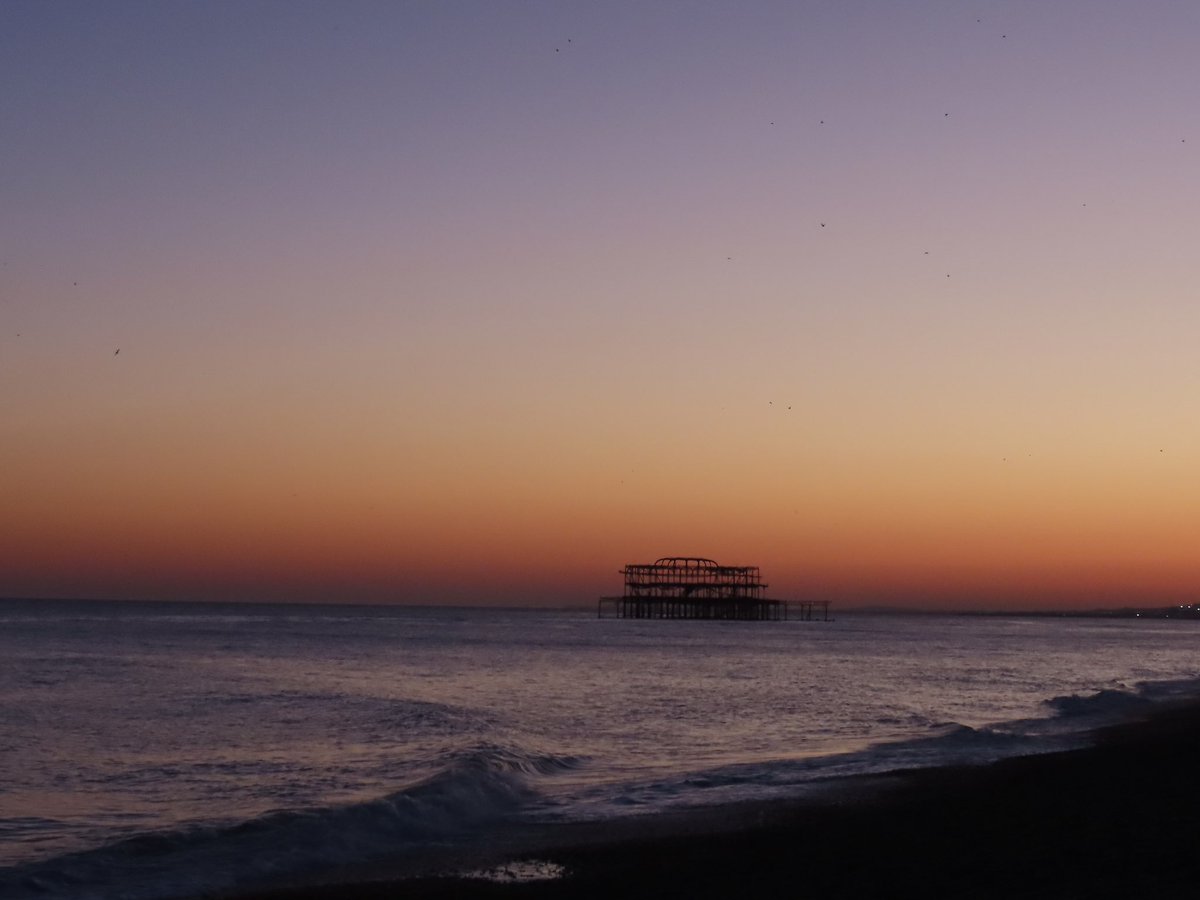 yvsmin_'s tweet photo. brighton sunsets never miss https://t.co/2ByXsns4S2