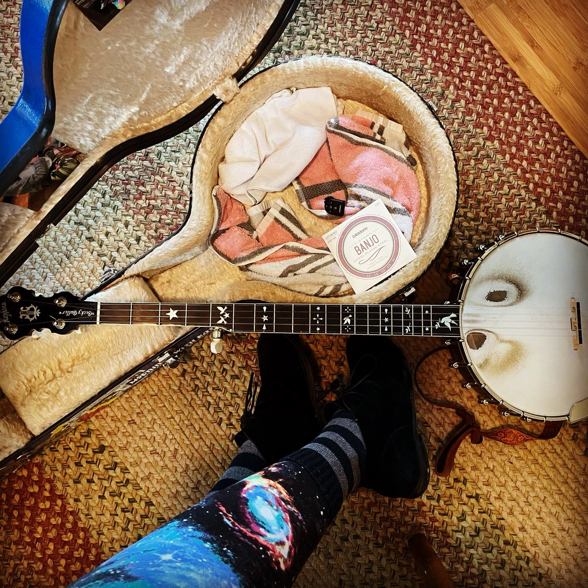 FiddlerBeckyB's tweet photo. Happy National Banjo Day! 🪕🙌🏻
.
#dphopkinsbanjos #capekinstruments @GoldToneInc @NechvilleBanjos @DaddarioandCo @Fishman_Music
.
#happy #national #banjo #day #celebrate #pick #play https://t.co/IBb6C3Q273