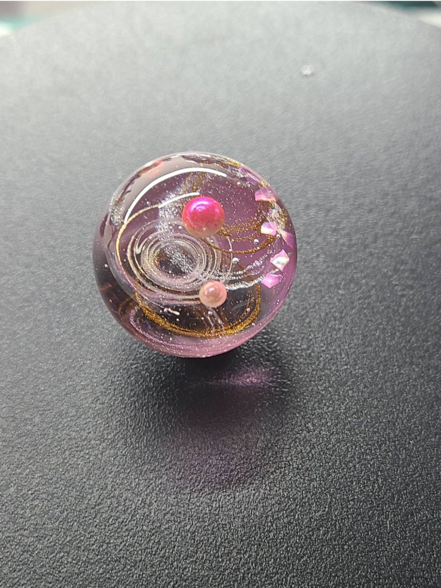 tomocm23's tweet photo. 膠原病疑いの旦那さん。
早くまた宇宙玉つくれるよう体調落ち着いて欲しい...

#ハンドメイド
#宇宙玉
#レジン https://t.co/2150z6VJCh