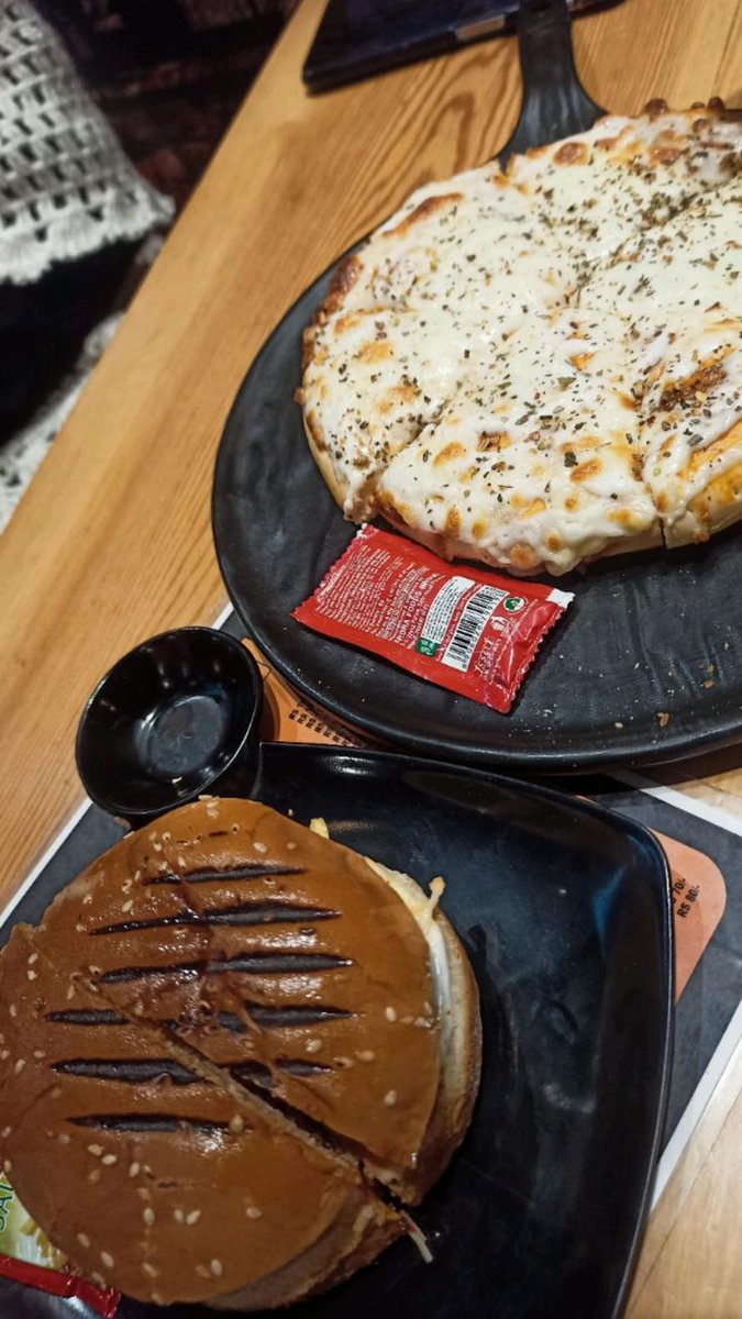Priya_angekl's tweet photo. Had an awesome dinner with my bestie! 🍔🍕 Dominos burger and pizza, pure bliss! 😋💯 #BestDinnerEver https://t.co/1oolPKPOzC