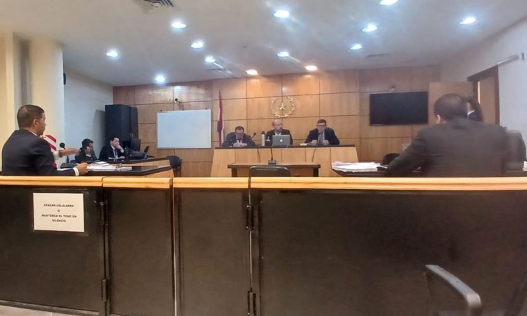 delpynews's tweet photo. ▶️ DOLÉS PARAGUAY | 💔🇵🇾

😖Los mensajes de un profesor a una niña de 11 años:

​​📲"Sos supersexy, un sueño, te adoro, te amo mi princesa, mi niña me vuelves loco", "te pido que vengas sola en casa, sin que nadie se entere, para besarte desde la punta de los pies", "quiero sentir tu cuerpo", entre otros, fueron presentados por la Fiscalía.

😤Finalmente, el docente de 53 años, Eustaquio Insaurralde, quedó libre, porque supuestamente los textos no eran de "índole sexual".