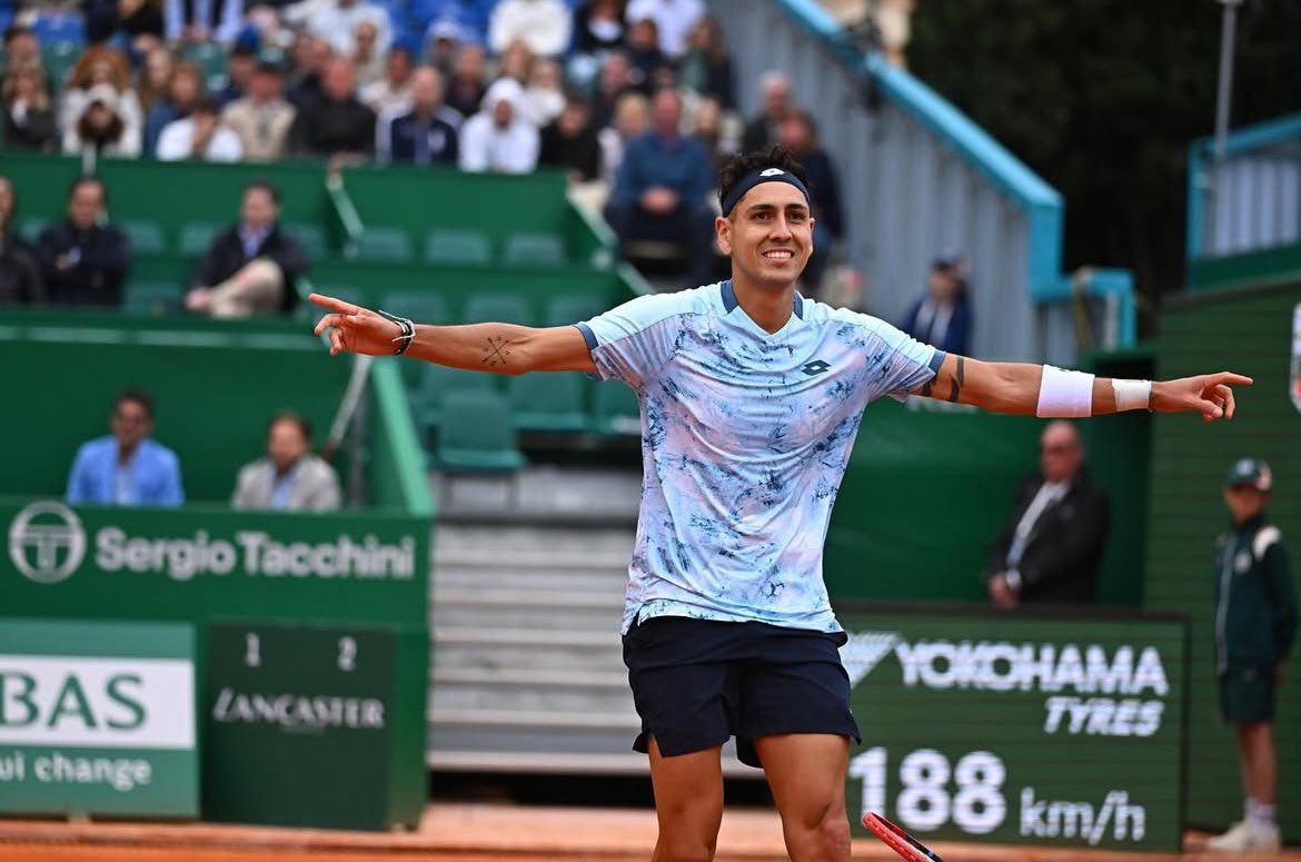 TeamChile_COCH's tweet photo. ¡PARTIDAZO! 🍿💪

Alejandro Tabilo 🇨🇱 (32º) volverá a encontrarse con Novak Djokovic 🇷🇸 (5º), cuando este miércoles se midan por la segunda ronda del Masters 1000 de Montecarlo 🇲🇨.

El año pasado, en mayo, “Ale” lo venció 😎 por 6-2 y 6-3 en Roma 🇮🇹.

El partido comenzará no antes de las 8:00 (estén atentos 🤓) de este miércoles.

¡A repetir el golpe, Ale! 💪💪

📺 Transmite: @disneyplusla 

#VamosTeamChile 🇨🇱