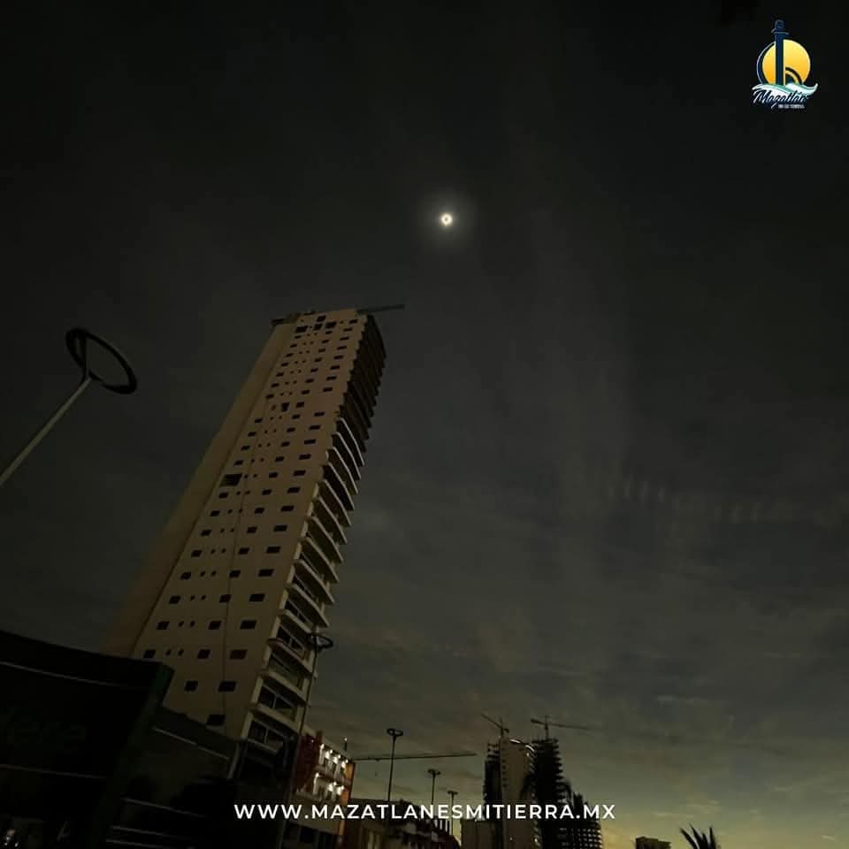 Mztesmitierra's tweet image. Hoy se cumple un año del espectacular Eclipse, que fue visible 100% en #Mazatlán 😍🌑 
Durante 4 minutos y 15 seg, miles de personas fueron testigos de esta inolvidable experiencia, que volverá a repetirse en el puerto dentro de 300 años. #EclipseMazatlán #EclipseSolar2024