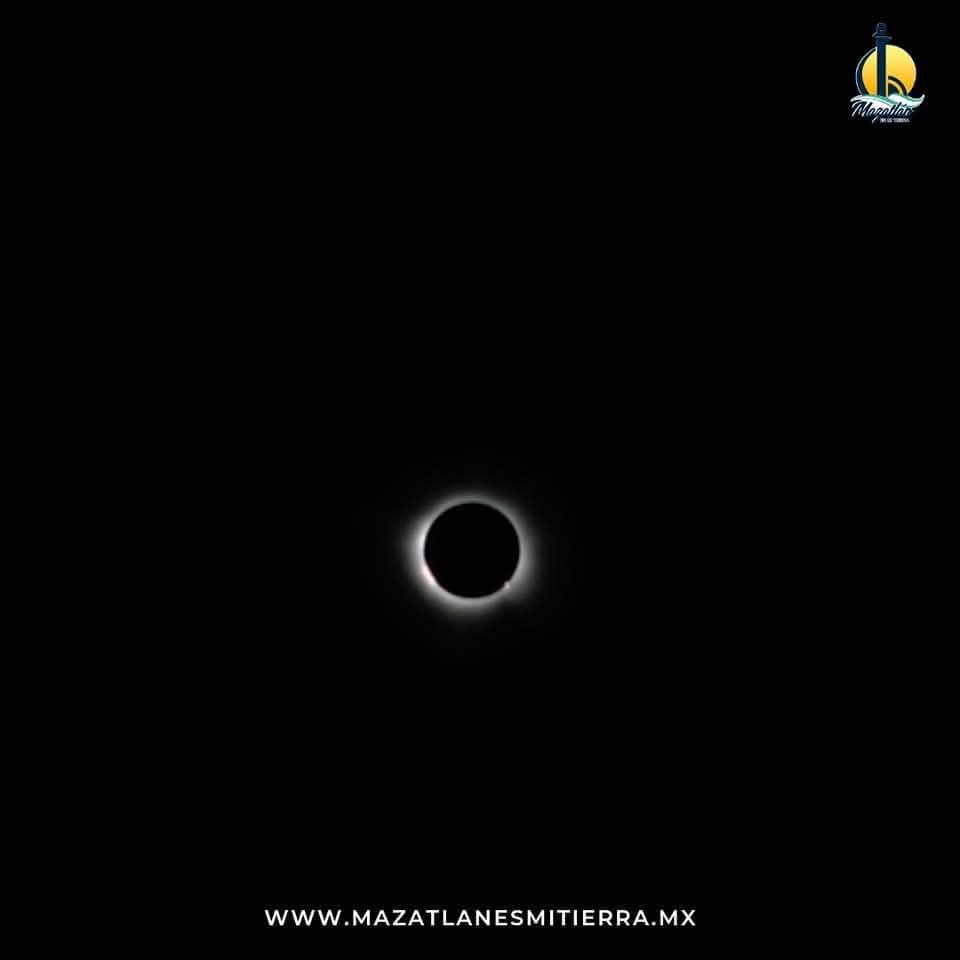 Mztesmitierra's tweet image. Hoy se cumple un año del espectacular Eclipse, que fue visible 100% en #Mazatlán 😍🌑 
Durante 4 minutos y 15 seg, miles de personas fueron testigos de esta inolvidable experiencia, que volverá a repetirse en el puerto dentro de 300 años. #EclipseMazatlán #EclipseSolar2024