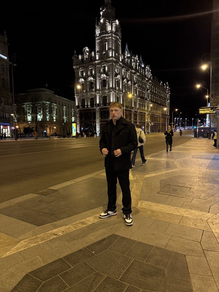 Bin jetzt in Budapest – Sightseeing? Klar: Ich seh dein Konto.
Souvenirs? Du bezahlst sie.
Ich? Genieße meinen Kaffee mit Aussicht.
Du? Wirst arm.
Danke, dass du Teil meiner Urlaubsfinanzierung bist. Auch ohne gefragt zu werden.😈🤑