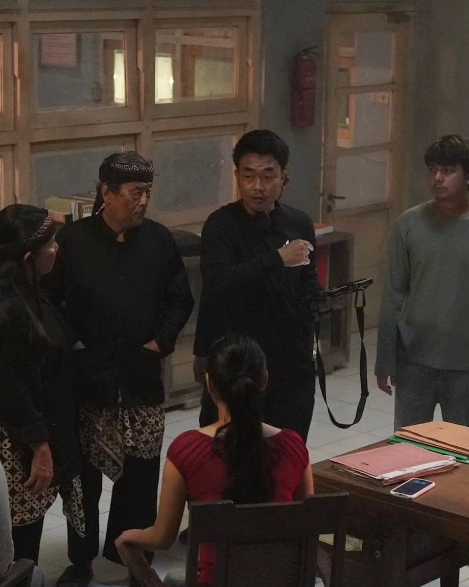 elagrows's tweet image. pas liat foto kiri langsung "deg" dan mikir "lah iya ya itu tangan siapa"... #PabrikGula