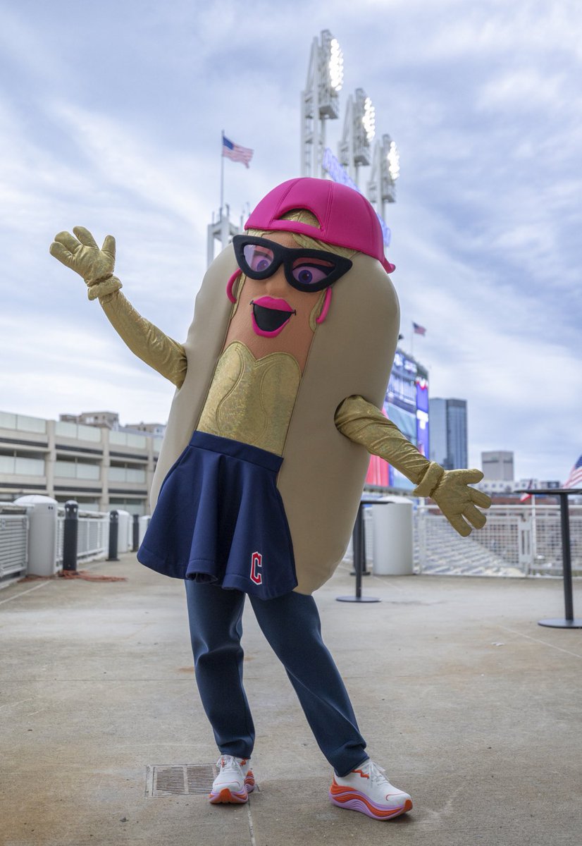 CleHotDogs's tweet photo. A staple in Cleveland for over 90 years! Etched in the DNA of our history and traditions! She is...….

SPICY MUSTARRRRRRRRRRRRRRRRRRRRD! https://t.co/uP2GU3EEnG