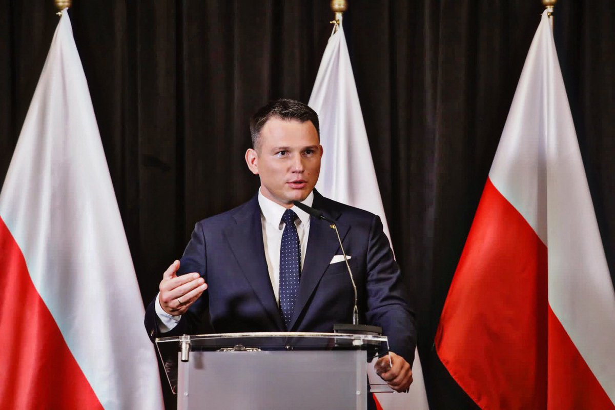 eduardomenoni's tweet photo. 🚨 ÚLTIMA HORA: El candidato presidencial de Polonia, Slawomir Mentzen, pide la PROHIBICIÓN TOTAL de la migración desde países musulmanes. 🇵🇱 ¿Estás de acuerdo con sus declaraciones? https://t.co/aCIeiAOXGg