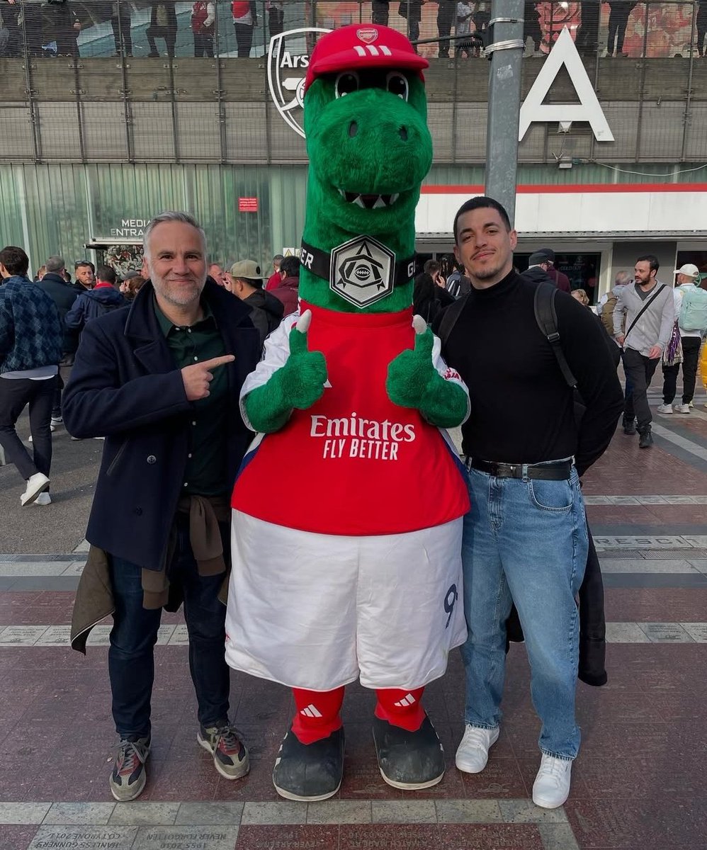 MemeIngles's tweet photo. Creo firmemente que esta es la mejor foto que he visto en mi vida. 

Gunnersaurus vive la lucha sigue. https://t.co/nIn4uuDXKb