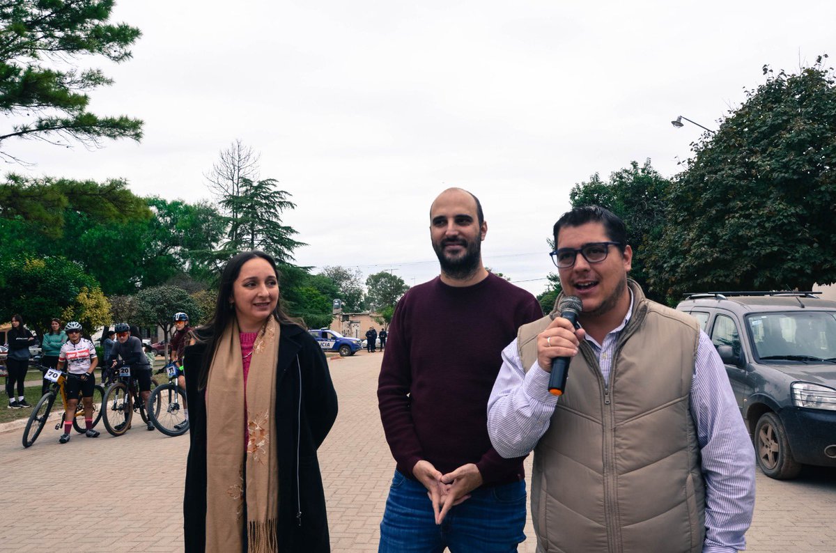 JoseIScotto's tweet photo. El #ProgramaManos llegó a 📍 #Tinoco.
Hicimos entrega de elementos deportivos para fortalecer la actividad deportiva de las juventudes ⚽🥅
Desde la @agenciacbajoven tenemos el compromiso de fortalecer los espacios habitados por los jóvenes cordobeses 💙💪🏼 https://t.co/TwuFKxxBXt