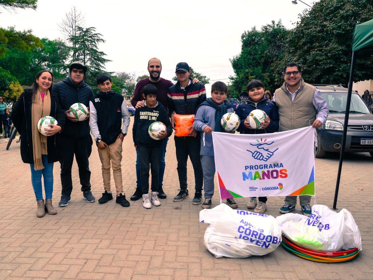 JoseIScotto's tweet photo. El #ProgramaManos llegó a 📍 #Tinoco.
Hicimos entrega de elementos deportivos para fortalecer la actividad deportiva de las juventudes ⚽🥅
Desde la @agenciacbajoven tenemos el compromiso de fortalecer los espacios habitados por los jóvenes cordobeses 💙💪🏼 https://t.co/TwuFKxxBXt