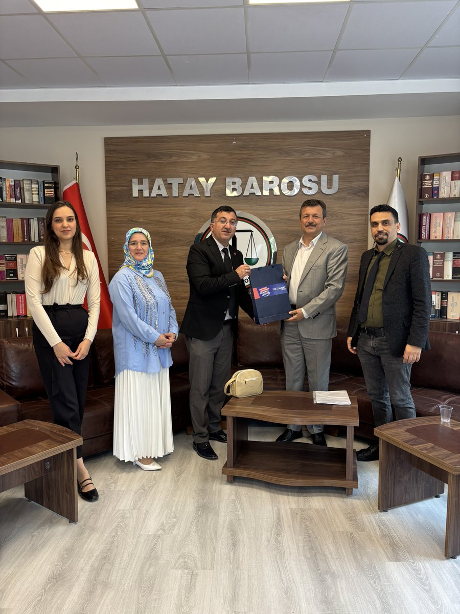 ahsendemircelik's tweet photo. AVUKATLAR GÜNÜ KUTLU OLSUN 
Ahsen Demir Çelik   yetkilisi Ramazan Öksüz ve eşi 5 Nisan Avukatlar Günü kapsamında Dörtyol ilçesinde  Hatay barosunda  Av. Bekir Atasoy , Av. Yusuf Albayrak ve Av. Sema Özkurt  şahsında tüm avukatların bu özel günlerini kutladı. https://t.co/8bYNwxw51S