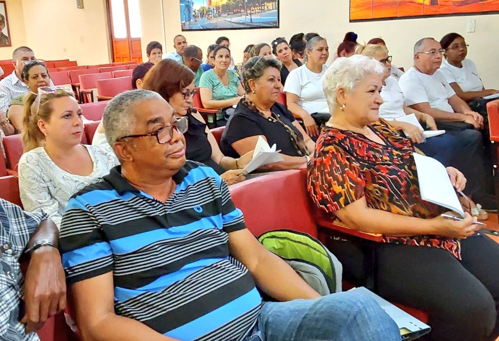 Presidió <a href="/HomeroAcostaA/">Homero Acosta Álvarez</a>, secretario de la Asamblea Nacional del #PoderPopular, -junto a <a href="/JHGcasanova/">julio Heriberto Gómez Casanova</a> y <a href="/AlfreMene37409/">Alfre Menendez</a>- encuentro resumen de la visita de la Secretaría de la <a href="/AsambleaCuba/">Asamblea Nacional Cuba</a>🇨🇺 a la provincia de Ciego de Ávila