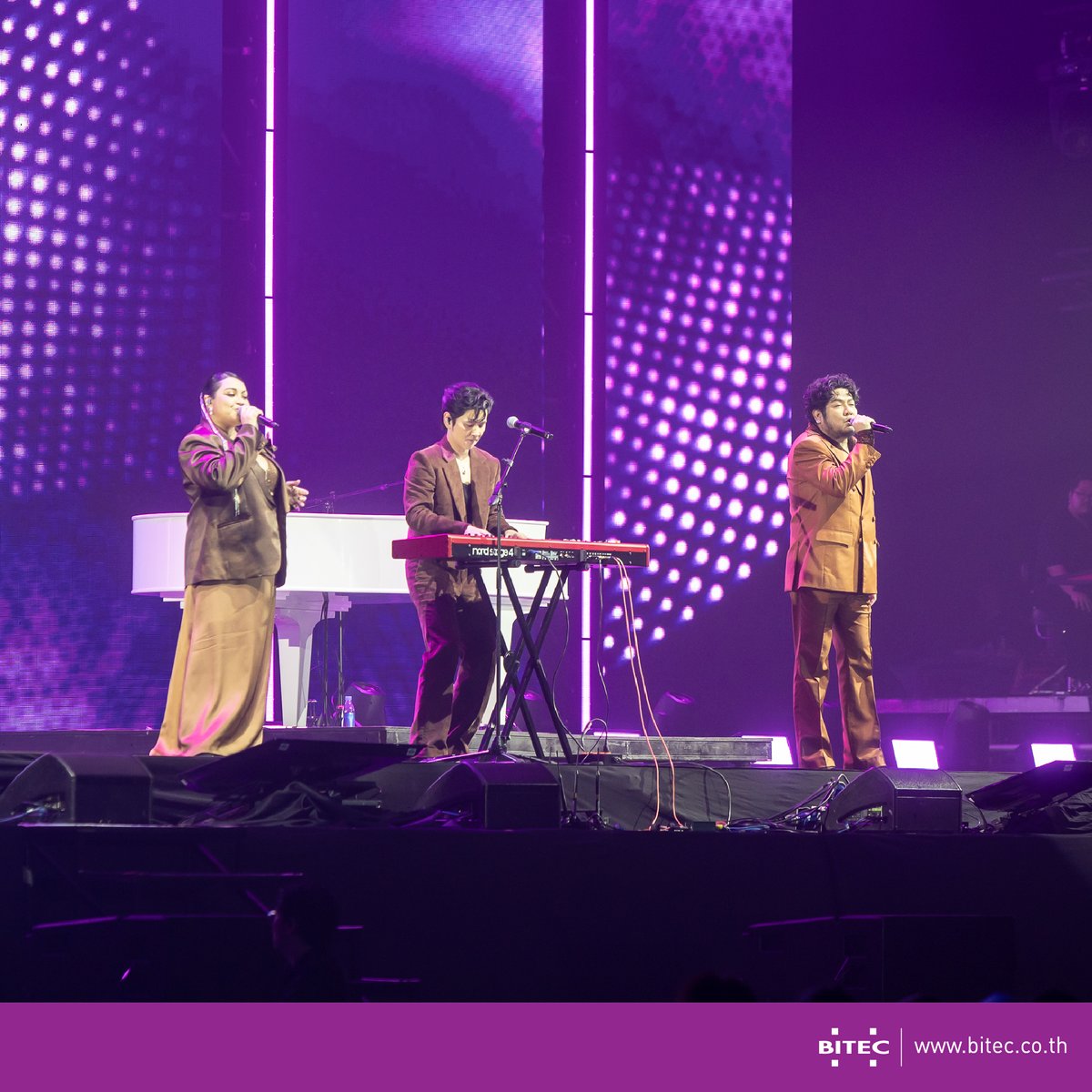 bitec_official's tweet photo. แอดขอมาแบ่งปันโมเมนต์อบอุ่นจากงาน มาม่า Presents #PIANOandiTheBakerySongbook2 เมื่อวันที่ 29 มีนาคม 2568 ณ #BITECLive 💖 ค่ำคืนแห่งความสุขและเสียงเพลงสุดไพเราะ กับศิลปินน่ารักที่ทำให้หัวใจพองโตสุดๆ 🎶 ขอบคุณทุกคนที่มาร่วมสร้างบรรยากาศแสนพิเศษนี้ไปด้วยกันนะคะ ✨ https://t.co/CQLzjM5oNo