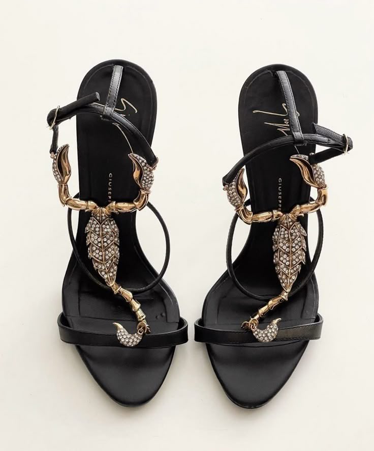 Tem um shoes na Arezzo que lembra muito um Roberto Cavalli 99/00, seria muito tudo, se a Arezzo pegasse referências do Giuseppe Zanotti, seria um sonho usar modelo tipo esses. Chega de referências da prada/ Saint Laurent/ Chloé…