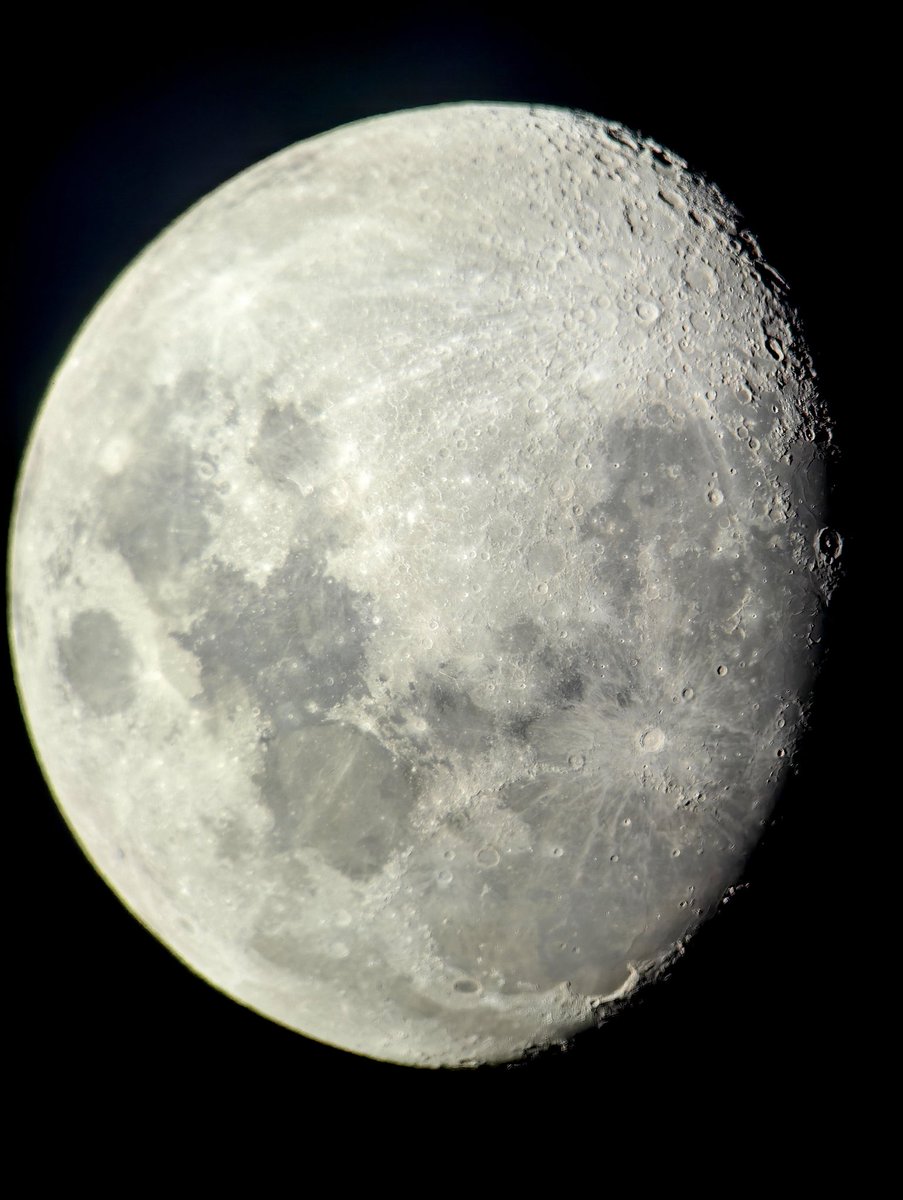 seba_sirius's tweet photo. Esta luna recién sacada desde el Observatorio, se la dedico a mi querida @udechile que ganó en Argentina jugando un kilo! Vamos la U CTM!!!! 🤘🌌 https://t.co/IFhgwrvkb9