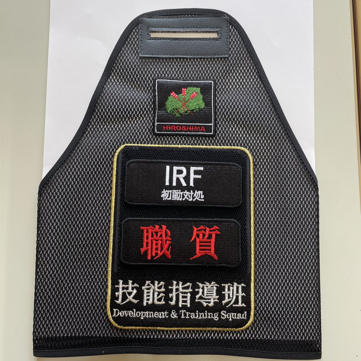 hatoyahat's tweet photo. この度納めさせていた��いた肩吊腕章は、お客様のご指示で大きめの面ファスナー(マジックテープ、ベルクロ)を縫い付けてあります。
それにワッペンを組み合わせて貼り付ける仕様ということで、ワッペンも各種ご注文いただきました。
ご注文ありがとうございました！

#肩吊腕章
#腕章
#刺繍
#ワッペン https://t.co/YzXapzPdTk