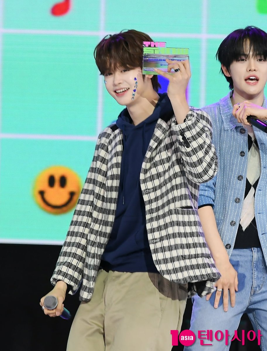 tenasia_'s tweet photo. Close Your Eyes Dazzles at SBS M 'The Show' Live Broadcast
https://t.co/6R0huQoyzy
#CLOSEYOUREYES(#CYE) #All_My_Poetry #MusicShow #THESHOW #THESHOWChoice https://t.co/PqucwKwjA7