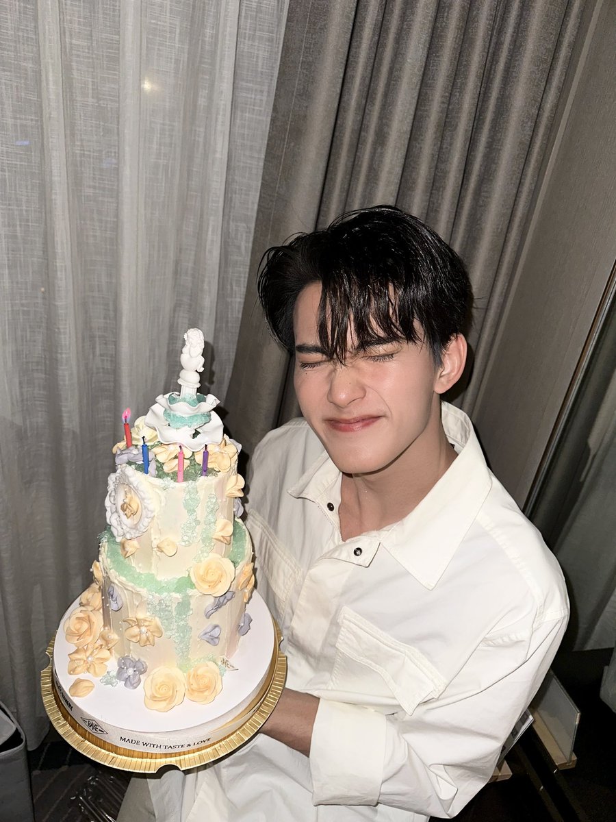 Sixsuperstars's tweet image. Cake Monster 🎂 Also thank you for FirstLove in China for the cake! 🎂🧡 it’s was super yummy!!!! Birthday boy super happy!

#1stChalongrat27BDwishes
#First_Chalongrat
#รักแรกของเฟริสท์