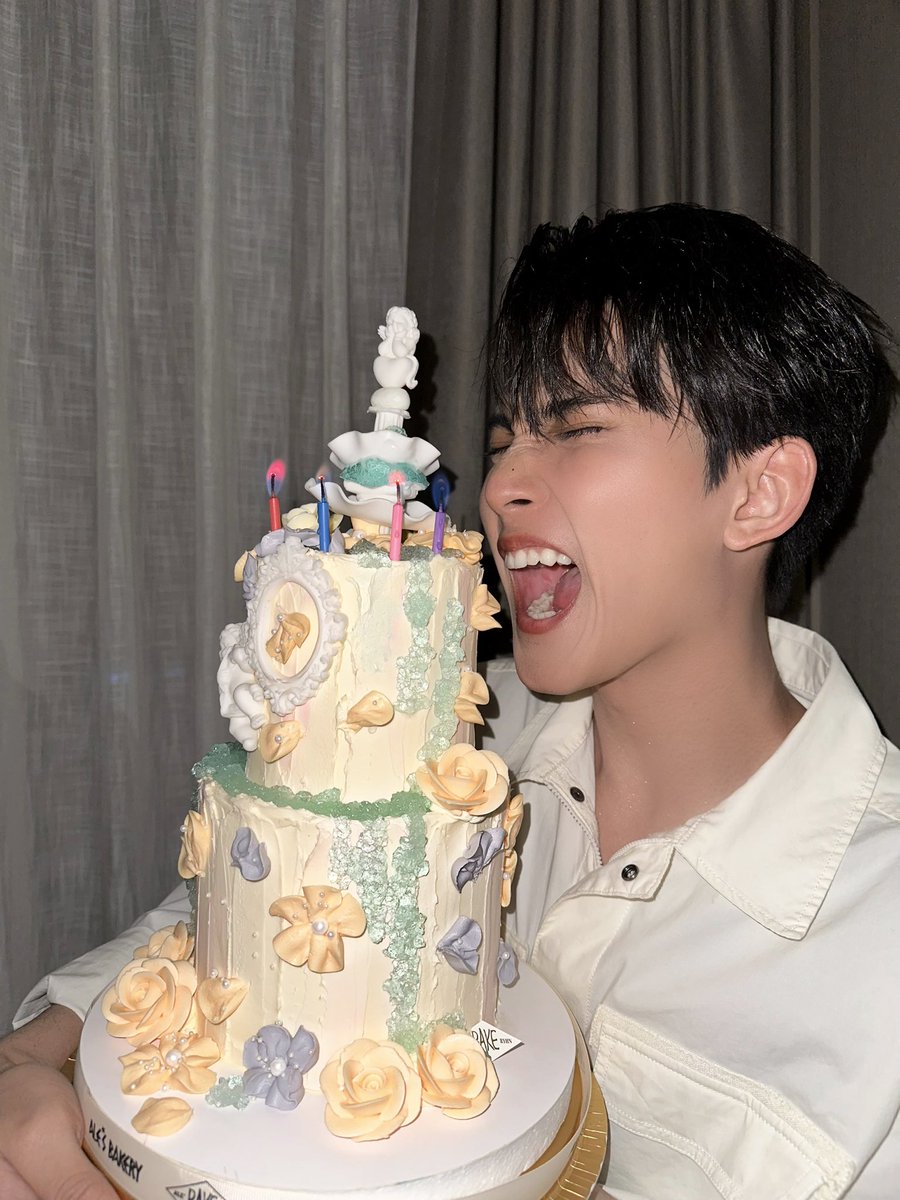 Sixsuperstars's tweet image. Cake Monster 🎂 Also thank you for FirstLove in China for the cake! 🎂🧡 it’s was super yummy!!!! Birthday boy super happy!

#1stChalongrat27BDwishes
#First_Chalongrat
#รักแรกของเฟริสท์