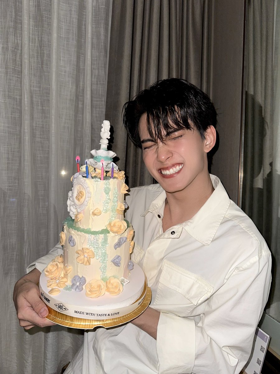 Sixsuperstars's tweet image. Cake Monster 🎂 Also thank you for FirstLove in China for the cake! 🎂🧡 it’s was super yummy!!!! Birthday boy super happy!

#1stChalongrat27BDwishes
#First_Chalongrat
#รักแรกของเฟริสท์