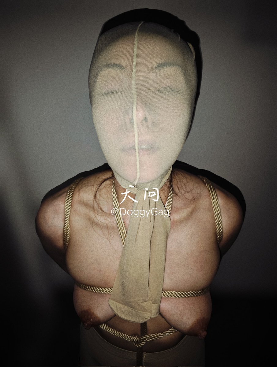 大律师侍奉完臭脚后还是要羞辱调教一番，拿来年轻小律师穿了至少三天的原味灰丝套到头上，还用袜尖绑了个结，就当做丝巾去见客户可好？
#丝袜套头 #肉色丝袜 #恋足癖 #羞辱 #调教 #紧缚 #BDSM #律师 #反差 #乳房 #捆绑 #露出 #连裤袜 #跪舔 #罚跪