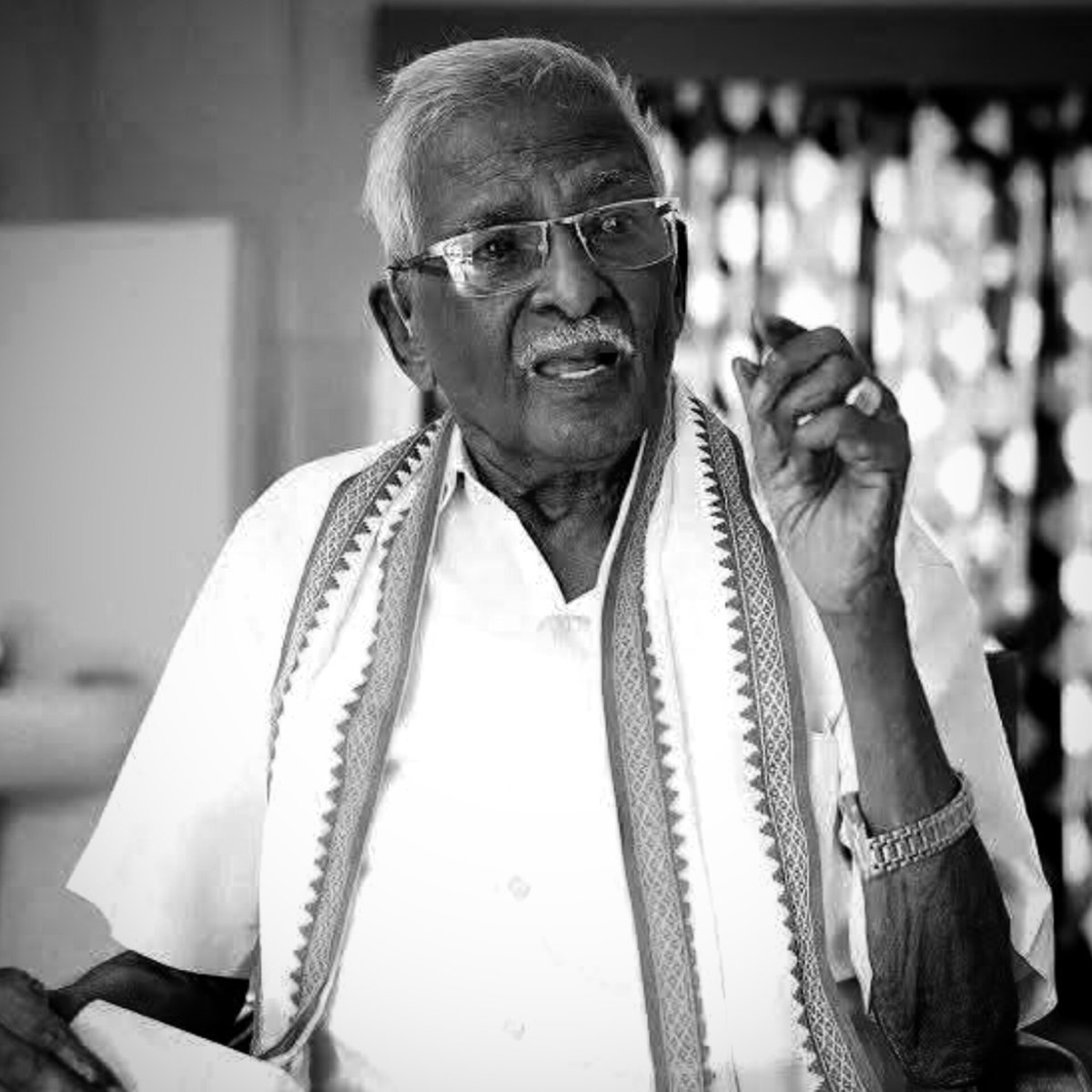 bjp_shrish's tweet photo. தமிழகத்தின் மூத்த அரசியல் தலைவர்களில் ஒருவரும், பெருந்தலைவர் காமராஜர் அவர்களுடன் இணைந்து பணியாற்றிய பெருமைக்குரியவரும், அக்கா திருமதி தமிழிசை சௌந்தரராஜன் அவர்களின் தந்தையாருமாகிய, இலக்கியச் செல்வர், ஐயா திரு. குமரி அனந்தன் அவர்கள், (1/3) https://t.co/bBKkz6WHem