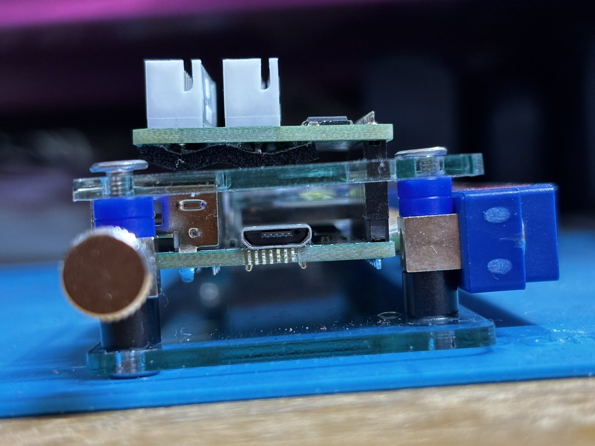 hide_loopcube's tweet photo. #EasyArcade 2用のアクリルシールドを「アナログアダプター」「マルチプレイヤーアダプター」装着に対応する試作カットが届いたので装着。
スペーサーが家に在庫無くて2mm x2で4mmで試したらギリ許容範囲。3mmで液晶にアクリルが触れないで装着できたらベストなのでスペーサ手配して確かみてみる https://t.co/K6k4WRaelY