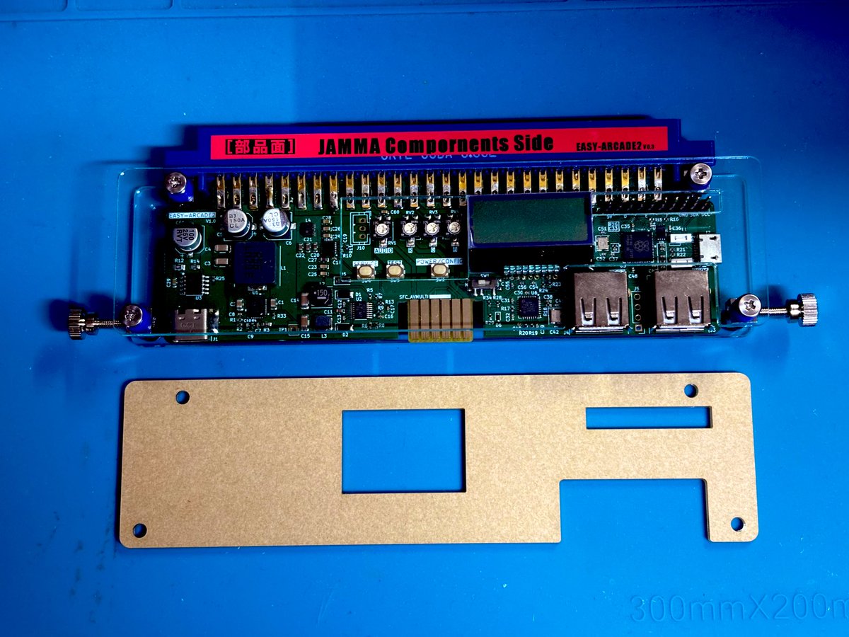 hide_loopcube's tweet photo. #EasyArcade 2用のアクリルシールドを「アナログアダプター」「マルチプレイヤーアダプター」装着に対応する試作カットが届いたので装着。
スペーサーが家に在庫無くて2mm x2で4mmで試したらギリ許容範囲。3mmで液晶にアクリルが触れないで装着できたらベストなのでスペーサ手配して確かみてみる https://t.co/K6k4WRaelY