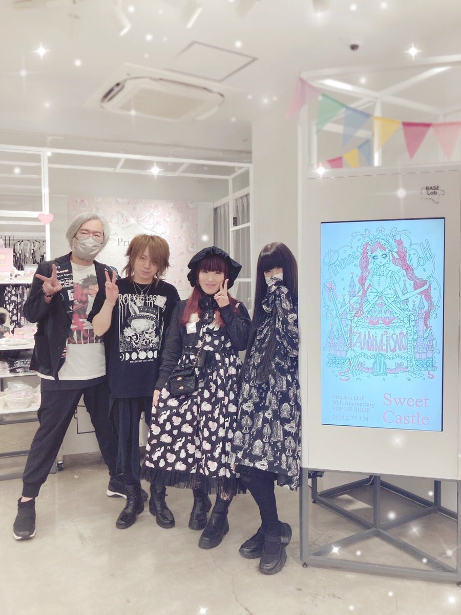 PrincessDollaya's tweet photo. 🎀PDenne様Snap🎀
HIROKOさんとイッチーが来てくれたぁ〜〜💕💕💕
HIROKOさんはRouge Ligneのシビトの少女ワンピースをお召しになってくださっております😌🧟♀️💗✨✨✨
#PDenne
#メアリ
#PrincessDoll
#rougeligne
#SweetCastlePD
#ロリータ
#ロリィタ
#ロリータファッション
#ロリィタファッション https://t.co/Vu2m9blugG