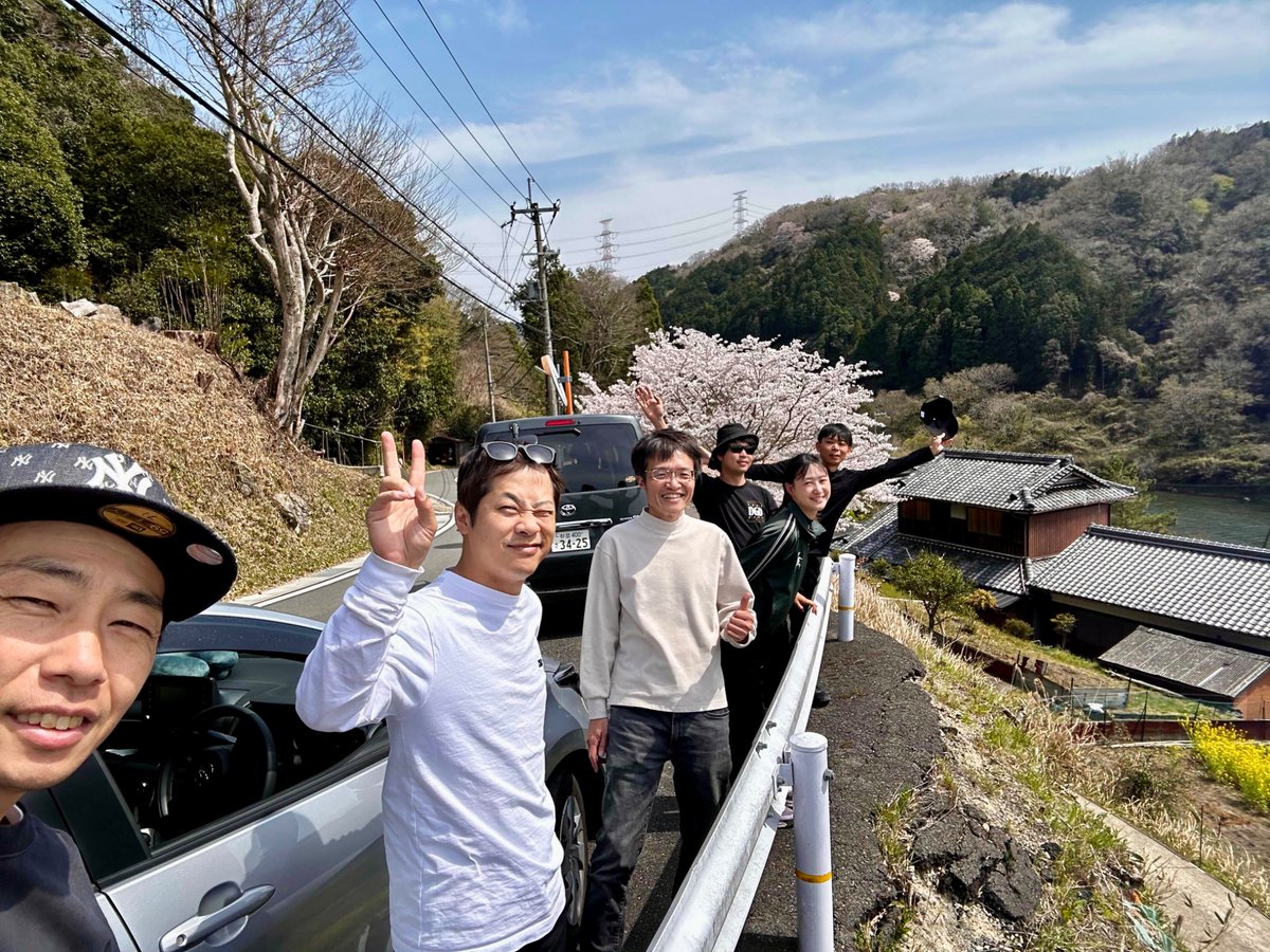 de_co_jp's tweet photo. 撮影隊、今日も元気に活動中です！📷✨ 木津川のほとりでパチリと一枚🌸 最高の瞬間を届けられるように、引き続き頑張ります！

#桜ドローンプロジェクト #京都の桜 #春が来た #日本の美しい風景 #sakura🌸 #cherryblossom https://t.co/ezn7FADk6x