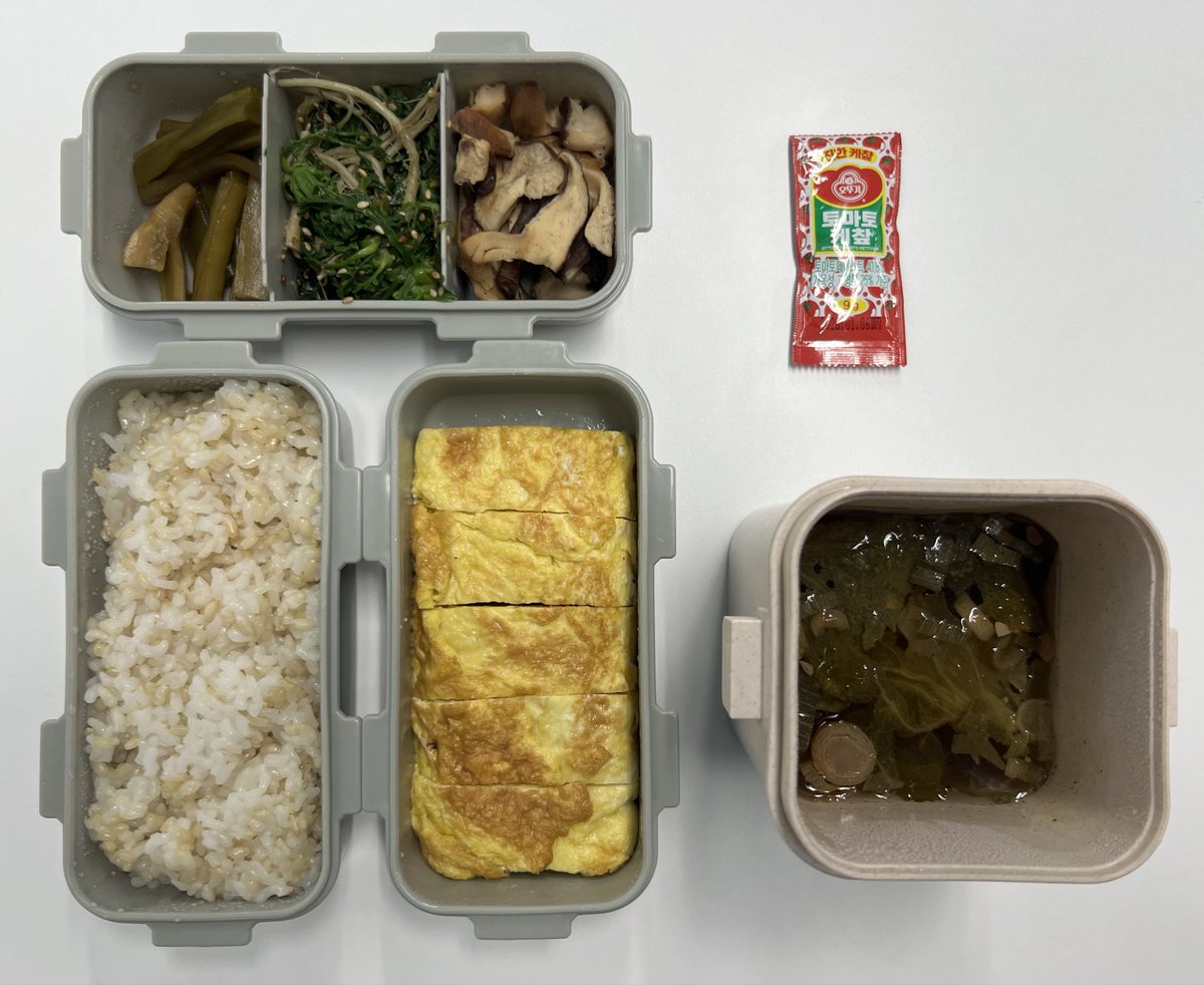 fz19's tweet photo. 잡곡밥/명란계란말이+케찹/장아찌/나물무침/버섯볶음/된장국 https://t.co/YOJgJDEzfr