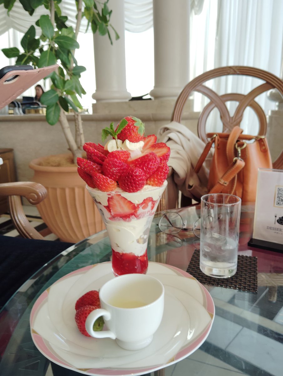 FWLMacZ95u95352's tweet photo. This strawberry parfait is way too big for one serving! 🍓 The staff said they used an entire box of strawberries since the season is ending. With the blue sea, sky, and soothing piano melodies, it was a delightful tea lounge experience! 🌊🎹 #StrawberryParfait #TeaLounge https://t.co/POoavYo7P0