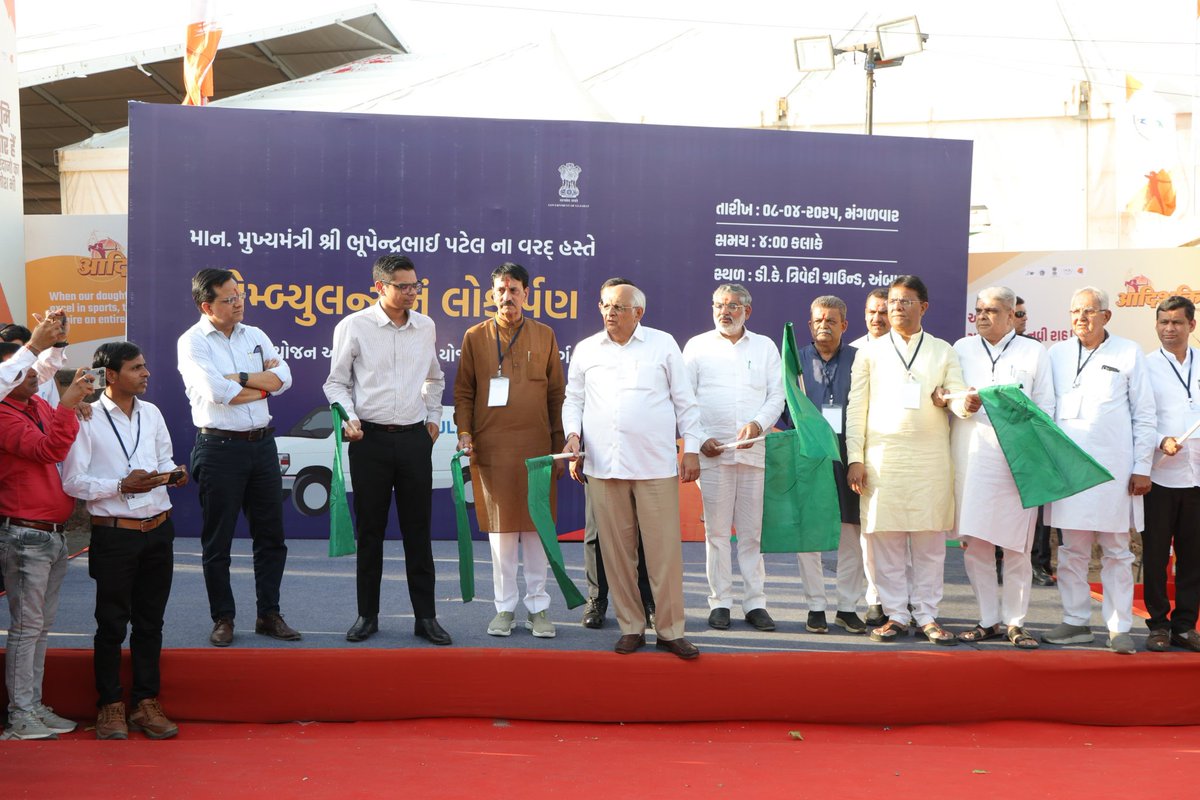 માન. મુખ્યમંત્રીશ્રીએ બનાસકાંઠા જિલ્લાને જિલ્લા આયોજન અને વિકાસશીલ યોજનાની ગ્રાન્ટ અંતર્ગત મળેલ 25 સુવિધાસભર એમ્બ્યુલન્સને લીલી ઝંડી ફરકાવીને પ્રસ્થાન કરાવ્યું હતું.