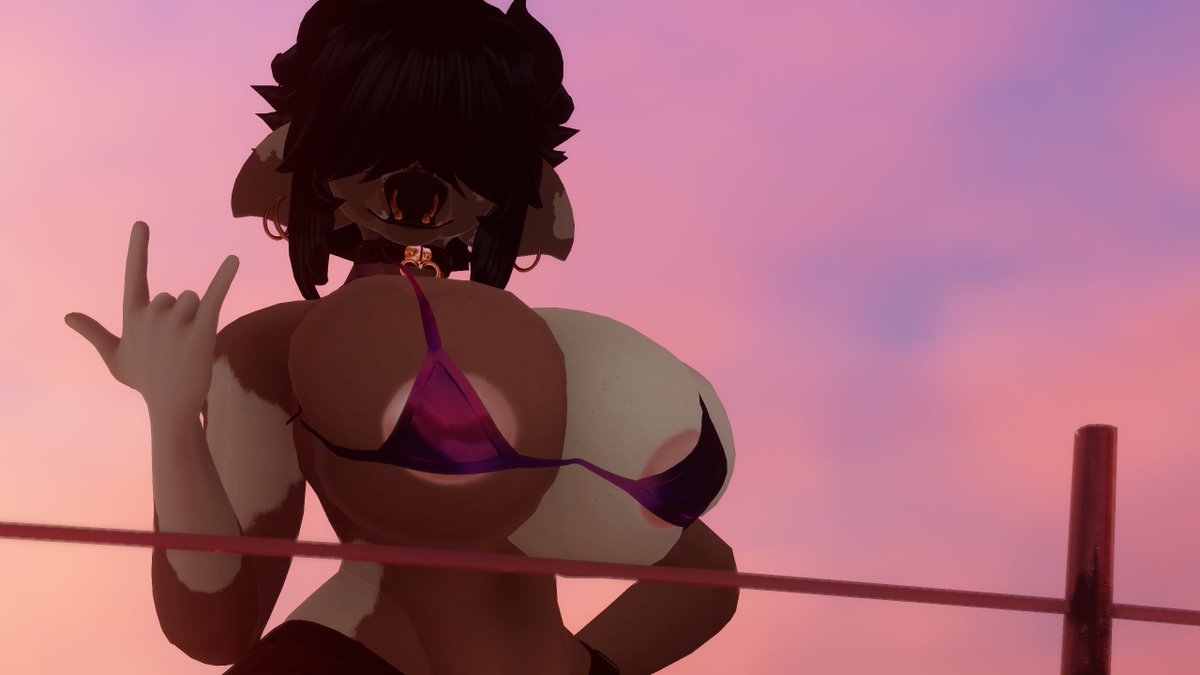 SpaceyVRC's tweet photo. This cow is ready to party🏖️ https://t.co/bRcDLatcau