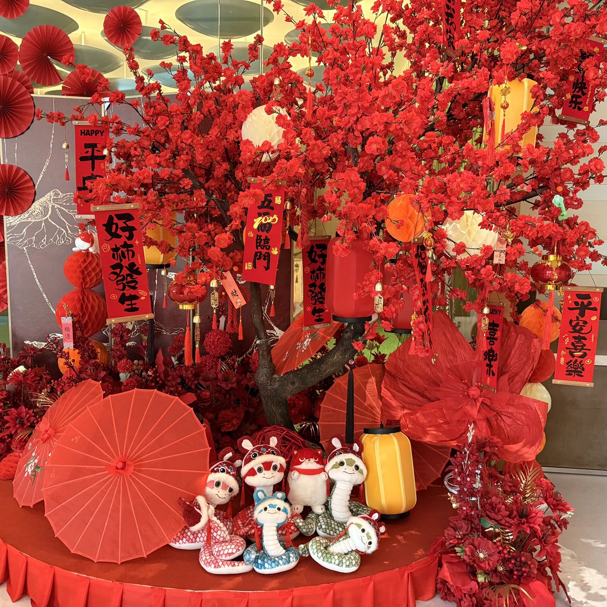 baramakiJOSHI's tweet photo. Hello ~🇨🇳

Today, I took NYANMARU on an exciting adventure in China! 🤣

I have an adorable plushie from @NrRduy ! can you find the hidden in the picture? Tell me how many NYANMARU I’ve hidden!

Share your answers in the comments below! 📝 

follow @nyanlovepumpkin , @NYANMARUCoin 
and retweet to JOIN! 

One lucky winner will receive $NYAN 22,222! (That's around $60 right now, but it could potentially rise to 7 million yen in the future!)

You have until tomorrow at 22:22 Japan time to enter!

The Winner will be announced via DM and in a post, so keep an eye out! 🥰 

Also, be sure to check out the exciting project pinned on my profile‼︎
it's currently ongoing, JOIN NOW ❤️

#にゃんまるこいん
#GFA
#NYANMARUCOIN